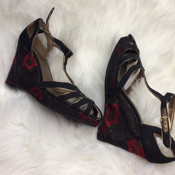 Shoes - Black Wedges! 🌹